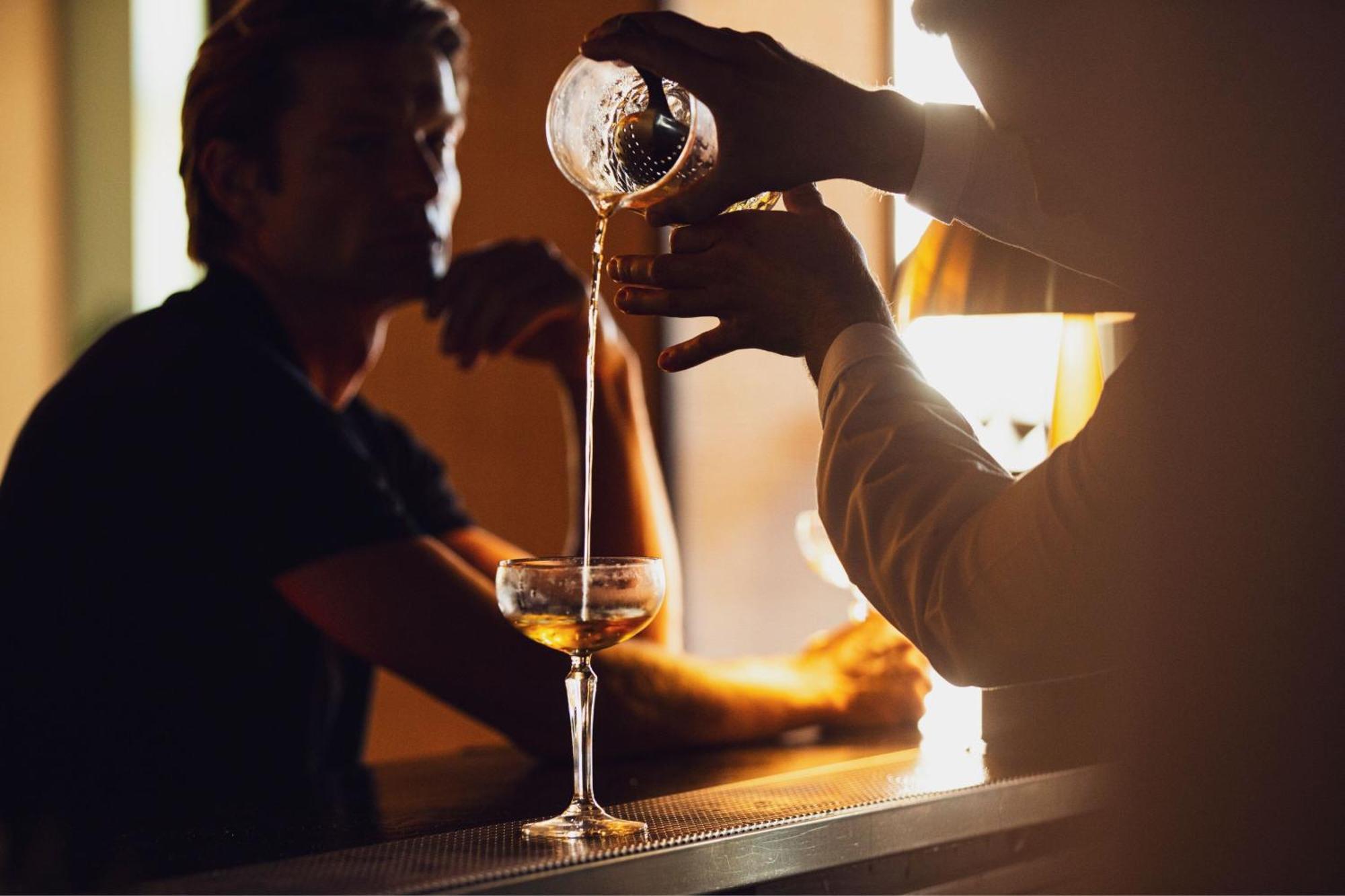 Domes Lake Algarve, Autograph Collection Виламура Экстерьер фото A bartender preparing a cocktail
